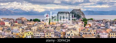 Impressionante vista panoramica della pittoresca città antica di Kerkyra con l'antica fortezza veneziana sulla collina, l'isola di Corfù in Grecia Foto Stock