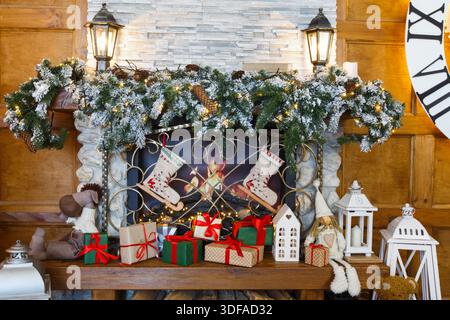 Accogliente interno natalizio con caminetto decorato Foto Stock