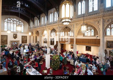 Un mercatino di Natale alla Guildhall, Londra. La gente compra regali nel luogo storico. Foto Stock