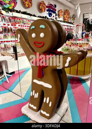 30.12.2025 Polonia, Varsavia, grande statua decorativa dell'uomo di pan di zenzero all'interno di un negozio di caramelle illuminato in Polonia. Foto Stock