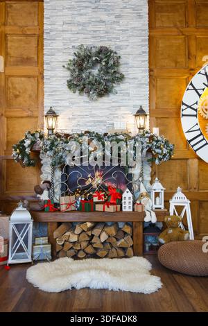Accogliente interno natalizio con caminetto decorato Foto Stock