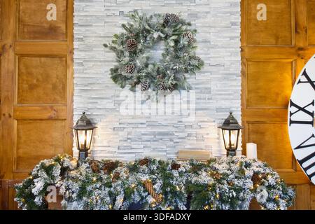 Accogliente interno natalizio con caminetto decorato Foto Stock