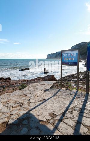 Denia, Alicante, Spagna - 7 gennaio 2026: Spiaggia Las Rotas della costa cittadina di Denia in una giornata di sole d'inverno. Denia, Alicante, Spagna Foto Stock