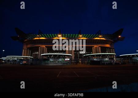 Milano, Italia: 06 gennaio 2016 - Vista generale fuori dallo Stadio Meazza San Siro, in serata. Foto Stock