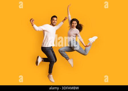 Vendite incredibili. La coppia araba si è accanita saltando in aria con mani alzate Foto Stock