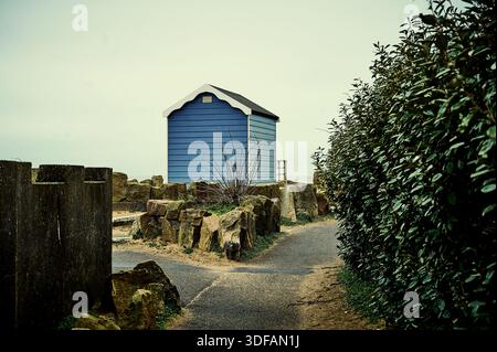 Capanna sulla spiaggia blu alla fine di un piccolo sentiero, St Annnes, Regno Unito Foto Stock