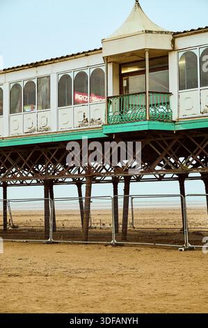 Molo di St Anees circondato dalla recinzione, Regno Unito Foto Stock