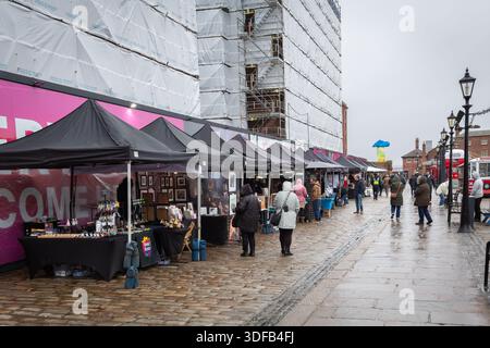 Liverpool, Regno Unito, 7 dicembre 2025: Royal Albert Dock Makers Market, commercianti di artigianato locale che vendono i loro prodotti in singole bancarelle, tra cui artigianato e arte Foto Stock
