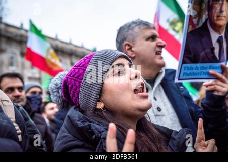 Migliaia di persone si riuniscono al raduno di Londra per la libertà in Iran fuori Downing Street, chiedendo il divieto dell'IRGC, Londra, Inghilterra, Regno Unito, 11/01/2026 Foto Stock