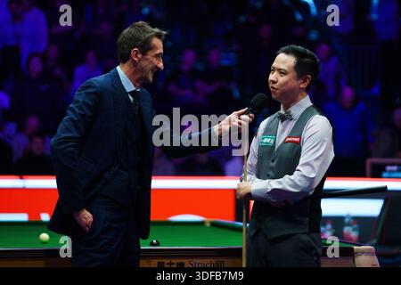 Londra, Regno Unito. 11 gennaio 2026. Xiao Guodong è stato intervistato da Rob Walker dopo il primo round match tra Xiao Guodong e Mark Selby al Johnstone's Paint Masters Snooker 2026 ad Alexandra Palace, Londra, Inghilterra l'11 gennaio 2026 Credit: Dylan Hepworth/Every Second Media Credit: Every Second Media/Alamy Live News Foto Stock