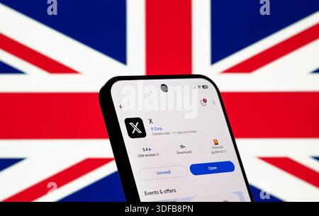Elenco di app X su smartphone con sfondo Union Jack, download e visualizzazione delle valutazioni per servizi di microblogging e notizie tecniche. Stafford, United Kin Foto Stock