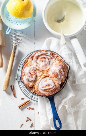 Dolci dolci dolci dolci alla cannella come dessert di natale. Il miglior spuntino di Natale. Cucina svedese. Foto Stock