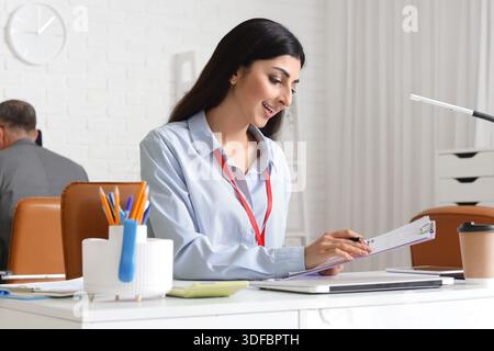 Analista aziendale donna che lavora alla scrivania in ufficio. Concetto di scienza dei dati Foto Stock