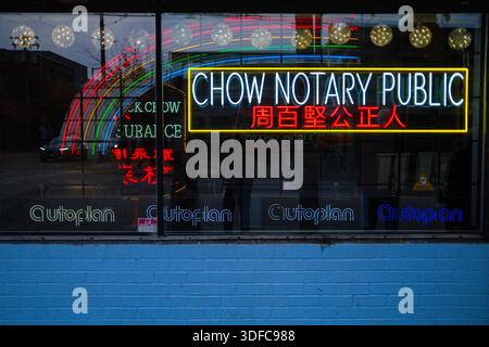 Jack Chow Insurance & Chow Notary Public lungo West Pender Street a Chinatown, Vancouver, British Columbia. Foto Stock