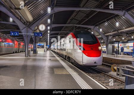 Zurigo, Svizzera - novembre 09. 2025: Treni in attesa di partenza alla stazione ferroviaria centrale di Zurigo. Zurigo HB (stazione ferroviaria principale) è la principale Foto Stock