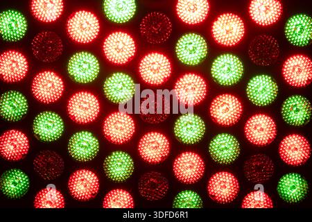 Pannello luminoso a LED RGB da primo piano che forma uno sfondo digitale rosso e verde astratto per concetti tecnologici moderni Foto Stock