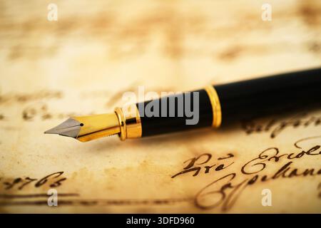 Penna stilografica su sfondo lettera Foto Stock