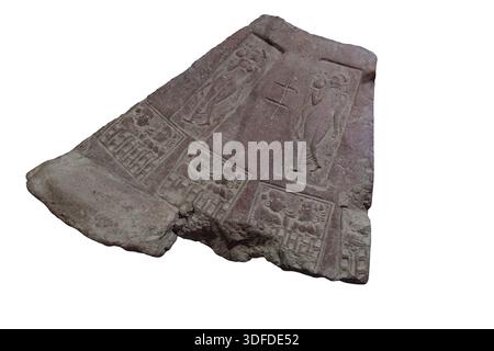 Affianca. iv secolo. Terracotta. Harwan, Srinagar, Kashmir. Piastrella segmentaria con una figura femminile inferiore sporgente, con indosso un abito trasparente, che avanza verso sinistra, tenendo un vaso di fiori nella mano destra e sollevando la gonna con la mano sinistra. Indossa un turbante aderente e grandi orecchini. Su tre lati vi sono rappresentazioni di oche con ali sollevate, una banda di petali di loto, e sotto, un paio di figure in un balcone che conversano, ripetute tre volte e mezzo. Foto Stock