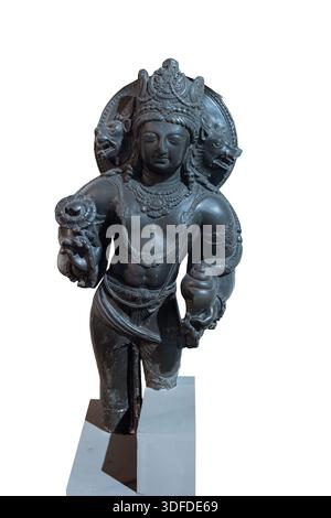 Vishnu. Decimo secolo. Pietra. Awantipora, Kashmir. Questa scultura Vaikuntha Vishnu in posa elegante presenta teste umane centrali, Varaha e Narasimha, tutte incorniciate da aloni decorati con perle. Adornata con un dettagliato mukuta e importanti segni del collo trivali, la figura a quattro braccia mostra il sofisticato stile Kashmiri dell'VIII-X secolo. Foto Stock
