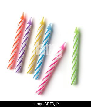candele di compleanno colorate isolate su sfondo bianco, vista dall'alto Foto Stock