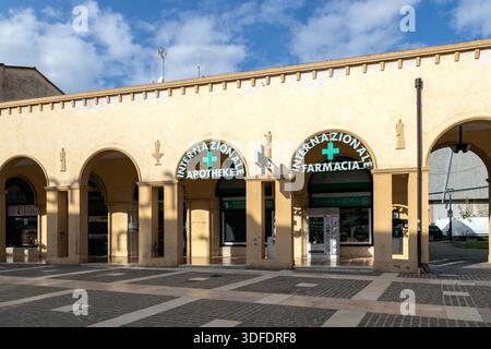 Abano Terme, Italia - 29 ottobre 2025: Vista esterna della Farmacia Internazionale nel centro della città Foto Stock