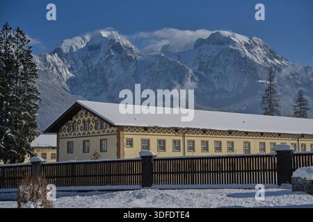 Berchtesgaden, Deutschland 11.01.2026: IM Bild: Blick auf eine verschneite Kaserne in Berchtesgaden vor der winterlichen Bergkulisse des Hohen Göll und des Hohen Bretts. Schnee bedeckt Dachflächen und Umgebung, während die markanten Gipfel der Berchtesgadener Alpen im Hintergrund das Landschaftsbild prägen. Die Aufnahme zeigt die Verbindung von Architektur und alpiner Natur im Winter. Bayern *** Berchtesgaden, Germania 11 01 2026 nella foto Vista di una caserma innevata a Berchtesgaden sullo sfondo montano invernale dello Hoher Göll e dell'Hoher Brett la neve copre le superfici del tetto e Foto Stock