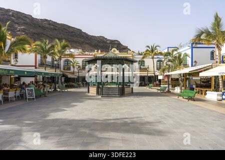 PUERTO DE MOGAN, GRAN CANARIA, SPAGNA - 26 LUGLIO 2024: BELLE STRADE. Puerto de Mogan è un pittoresco villaggio di pescatori e un famoso porticciolo, situato in Foto Stock