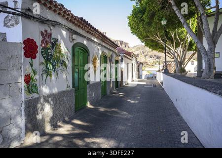 FATAGA, GRAN CANARIA, SPAGNA - 31 LUGLIO 2024: Un antico villaggio al centro dell'isola. La strada nella parte vecchia del villaggio Foto Stock