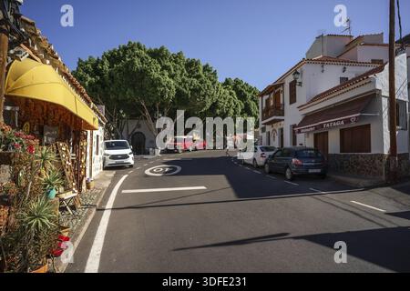 FATAGA, GRAN CANARIA, SPAGNA - 31 LUGLIO 2024: Un antico villaggio al centro dell'isola. La strada principale e commerciale nella parte vecchia della villa Foto Stock