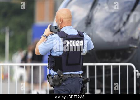 BERLINO - 7 GIUGNO 2024: Ufficiale di polizia sul campo di aviazione. ILA Berlin Air Show Foto Stock