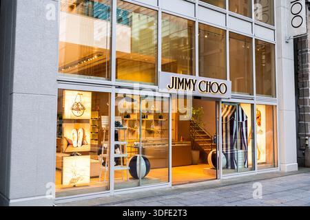 Tokyo, Giappone - 09 agosto 2025: Il negozio JIMMY CHOO di GINZA presenta eleganti scarpe in mostra, evidenziate da una calda illuminazione e interni moderni Foto Stock