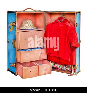 Vecchia valigia blu con cassetti e indumenti isolati su sfondo bianco Foto Stock