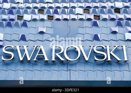 Tokyo, Giappone - 09 agosto 2025: Il negozio SWAROVSKI presenta un design architettonico unico con motivi e colori accattivanti che attirano gli acquirenti Foto Stock