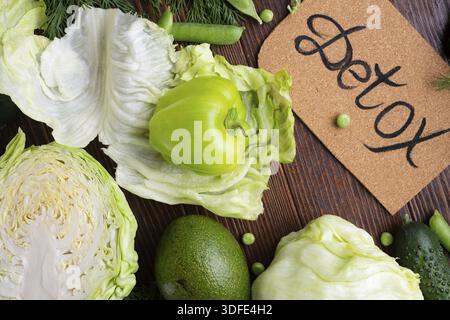 Detox il concetto di stile di vita delle verdure verdi. varie verdure verdi fresche al tavolo di legno. posizione piatta Foto Stock