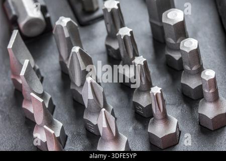 Set di punte per le viti. Selezione di forme e punte diverse per un cacciavite. Vista macro degli strumenti Foto Stock