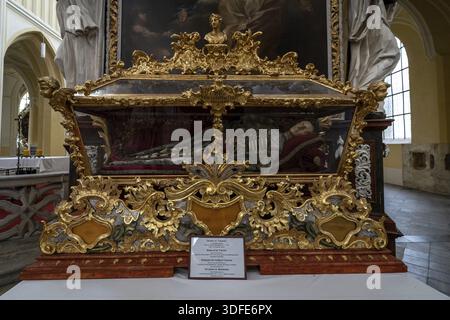 KUTNA Hora, Repubblica Ceca - 26 ottobre 2018: Interiore della chiesa dell Assunzione della Beata Vergine Maria e di San Giovanni Battista. Reliquiario con le reliquie Foto Stock