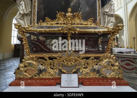 KUTNA Hora, Repubblica Ceca - 26 ottobre 2018: Interiore della chiesa dell Assunzione della Beata Vergine Maria e di San Giovanni Battista. Reliquiario con le reliquie Foto Stock