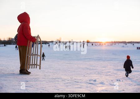 Winter, Impressionen vom Tempelhofer Feld, Berlin, 11.01.2026 Rodelhügel zum Sonnenuntergang auf dem Tempelhofer Feld in Berlin am 11.01.2026 Berlin Tempelhofer Feld Copyright: XBenxKriemannx Foto Stock