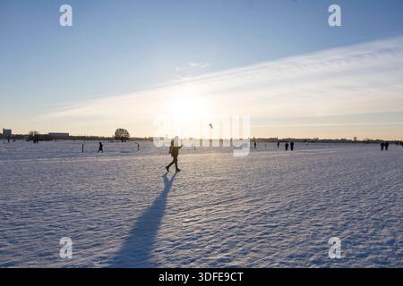 Winter, Impressionen vom Tempelhofer Feld, Berlin, 11.01.2026 Tempelhofer Feld in Berlin AM 11.01.2026 Berlin Tempelhofer Feld Copyright: XBenxKriemannx Foto Stock