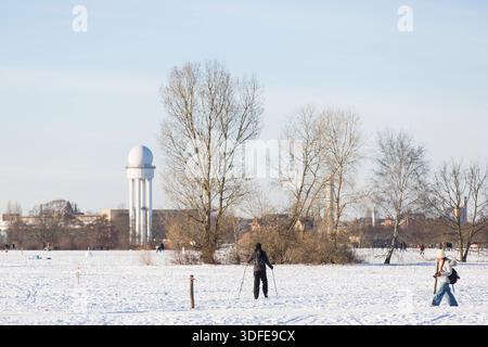 Winter, Impressionen vom Tempelhofer Feld, Berlin, 11.01.2026 Ein Skifahrer vor Radarturm auf dem Tempelhofer Feld in Berlin AM 11.01.2026 Berlin Tempelhofer Feld Copyright: XBenxKriemannx Foto Stock