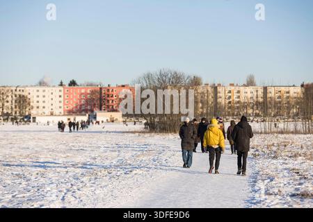 Winter, Impressionen vom Tempelhofer Feld, Berlin, 11.01.2026 Menschen spazieren auf dem Tempelhofer Feld in Berlin AM 11.01.2026 Berlin Tempelhofer Feld Copyright: XBenxKriemannx Foto Stock