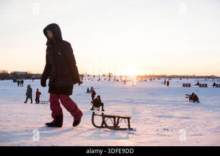 Winter, Impressionen vom Tempelhofer Feld, Berlin, 11.01.2026 Rodelhügel zum Sonnenuntergang auf dem Tempelhofer Feld in Berlin am 11.01.2026 Berlin Tempelhofer Feld Copyright: XBenxKriemannx Foto Stock