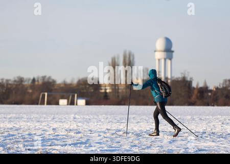 Winter, Impressionen vom Tempelhofer Feld, Berlin, 11.01.2026 Ein Skifahrer fährt vor Radarturm auf dem Tempelhofer Feld in Berlin AM 11.01.2026 Berlin Tempelhofer Feld Copyright: XBenxKriemannx Foto Stock