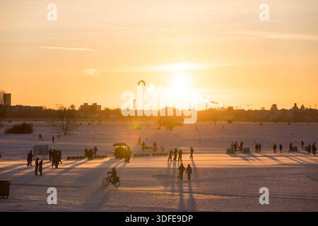Winter, Impressionen vom Tempelhofer Feld, Berlin, 11.01.2026 Sonnenuntergang auf dem Tempelhofer Feld a Berlin am 11.01.2026 Berlin Tempelhofer Feld Copyright: XBenxKriemannx Foto Stock