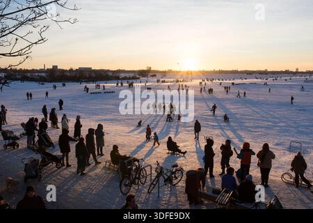 Winter, Impressionen vom Tempelhofer Feld, Berlin, 11.01.2026 Rodelhügel zum Sonnenuntergang auf dem Tempelhofer Feld in Berlin am 11.01.2026 Berlin Tempelhofer Feld Copyright: XBenxKriemannx Foto Stock
