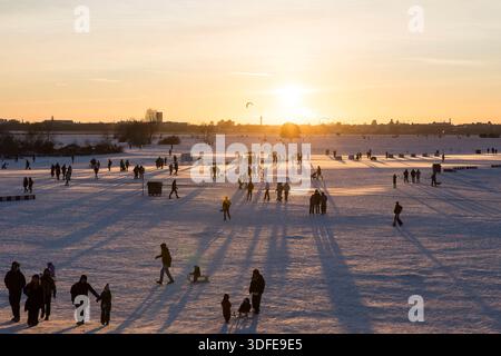 Winter, Impressionen vom Tempelhofer Feld, Berlin, 11.01.2026 Sonnenuntergang auf dem Tempelhofer Feld a Berlin am 11.01.2026 Berlin Tempelhofer Feld Copyright: XBenxKriemannx Foto Stock