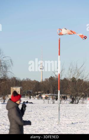 Winter, Impressionen vom Tempelhofer Feld, Berlin, 11.01.2026 Windrichtungsgeber auf dem Tempelhofer Feld vor dem Berliner Fernsehturm in Berlin AM 11.01.2026 Berlin Tempelhofer Feld Copyright: XBenxKriemannx Foto Stock