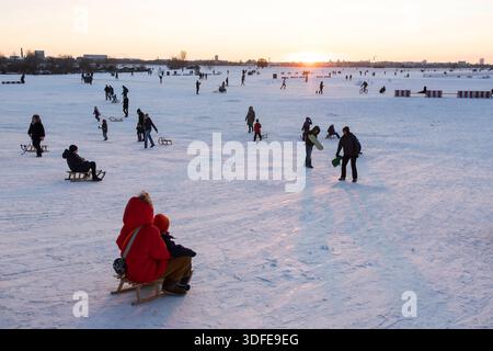 Winter, Impressionen vom Tempelhofer Feld, Berlin, 11.01.2026 Rodelhügel zum Sonnenuntergang auf dem Tempelhofer Feld in Berlin am 11.01.2026 Berlin Tempelhofer Feld Copyright: XBenxKriemannx Foto Stock