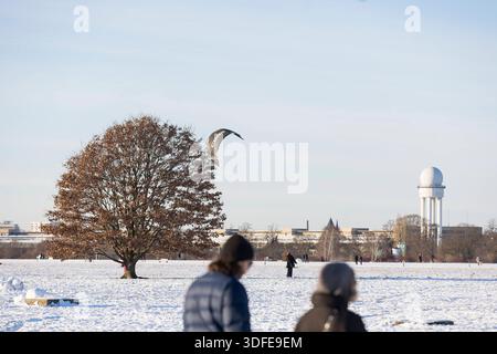 Winter, Impressionen vom Tempelhofer Feld, Berlin, 11.01.2026 Menschen auf dem Tempelhofer Feld in Berlin AM 11.01.2026 Berlin Tempelhofer Feld Copyright: XBenxKriemannx Foto Stock