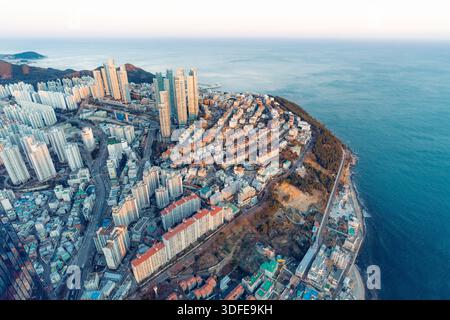 Paesaggio urbano costiero di Busan visto dall'alto Foto Stock